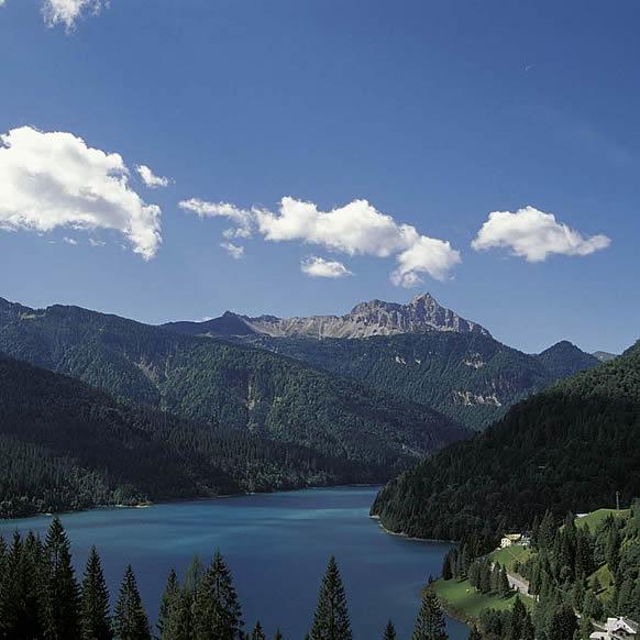  Vista panoramica del Lago di Sauris in Carnia